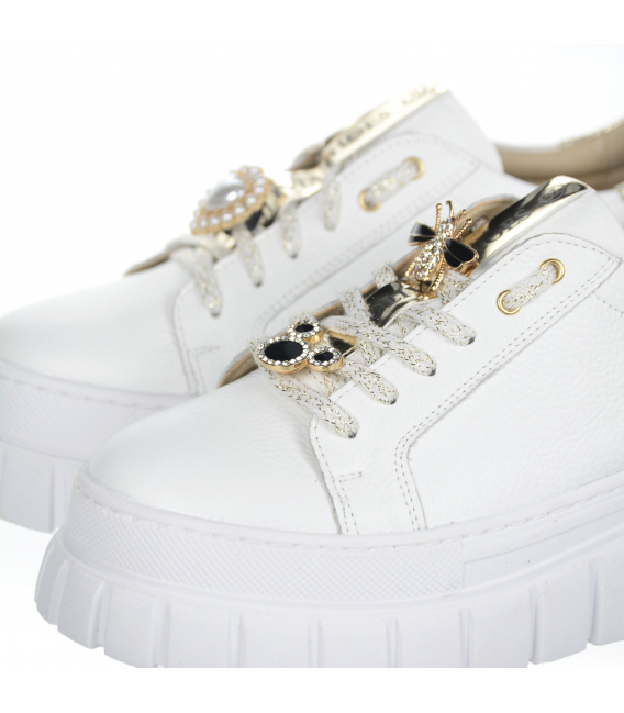 White smooth leather sneakers decorated with a gold strap on the ZUMA sole+Ozdoba DTE3298