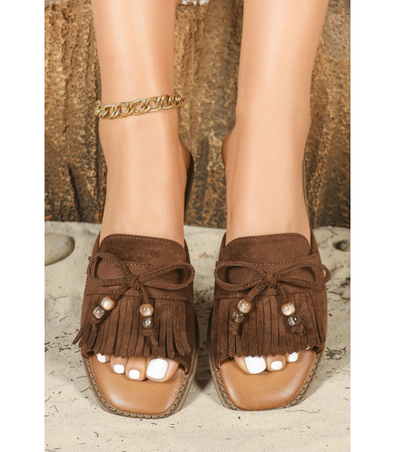 Comfortable summer slippers with tassels