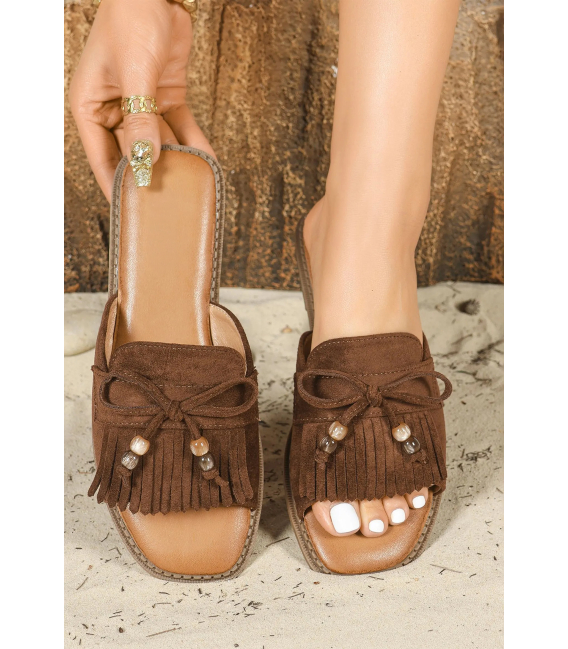 Comfortable summer slippers with tassels