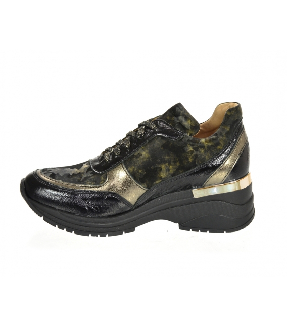 Black gold sneakers with a green camouflage pattern on the sole TAMIRA DTE3307