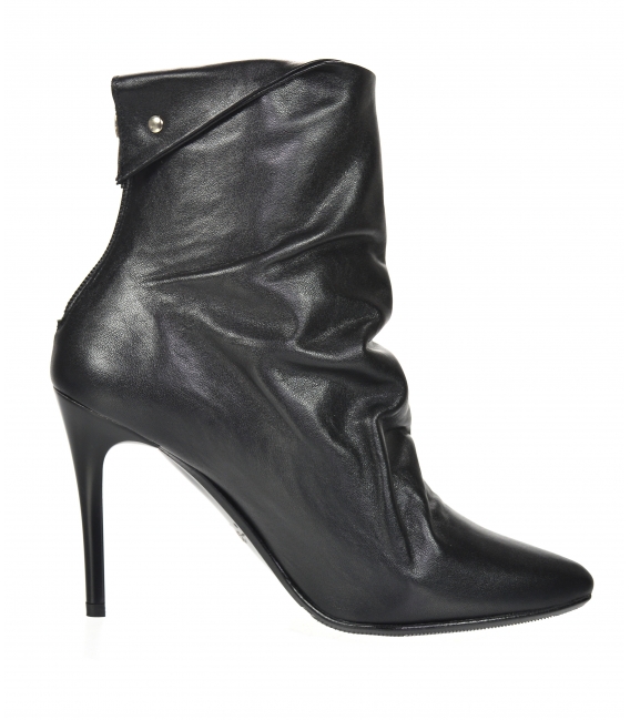 Black pleated ankle boots on the heel 8115