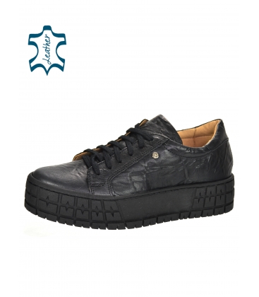 Black sneakers with a creased look on the black HANZA high sole DTE3402