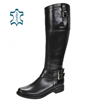 Black boots decorated with silver buckles 9011