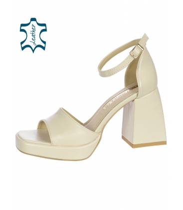 Bege simple leather sandals on a wide heel DSA2302