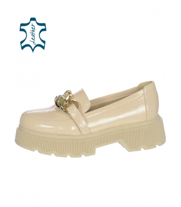 Beige lacquered low shoes with gold chain DBA2351