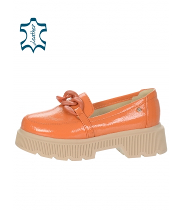 Orange lacquered low shoes with orange chain DBA2331