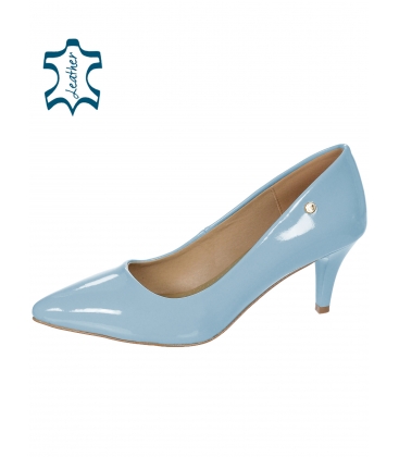 Light blue lacquered pumps on low heel A032