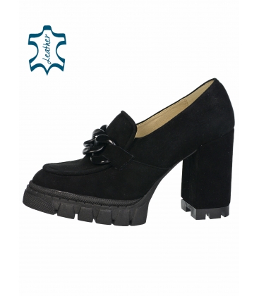Black heeled shoes made of brushed leather with a black chain DLO2333