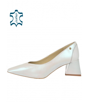 Simple pearl pumps on a thicker heel DLO2345
