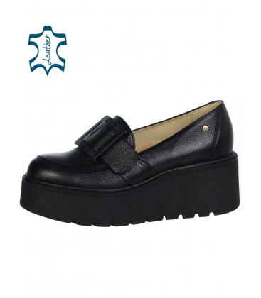 Black ankle boots with a buckle on a higher platform K1657 black groch + spod anica