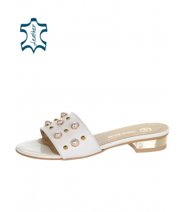 White flip-flops with decorative applications DSL038