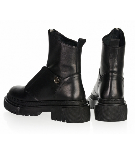 Black ankle boots with a zipper in the front DKO5007