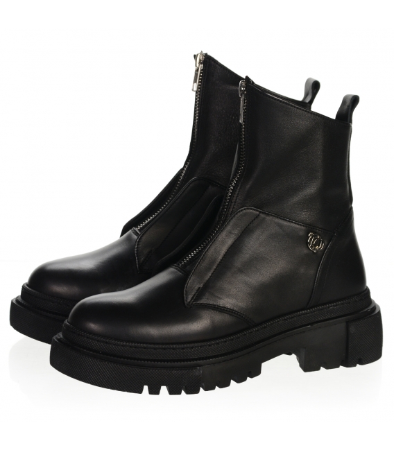 Black ankle boots with a zipper in the front DKO5007