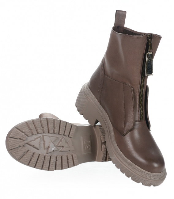 Brown ankle boots with a zipper in the front DKO5007