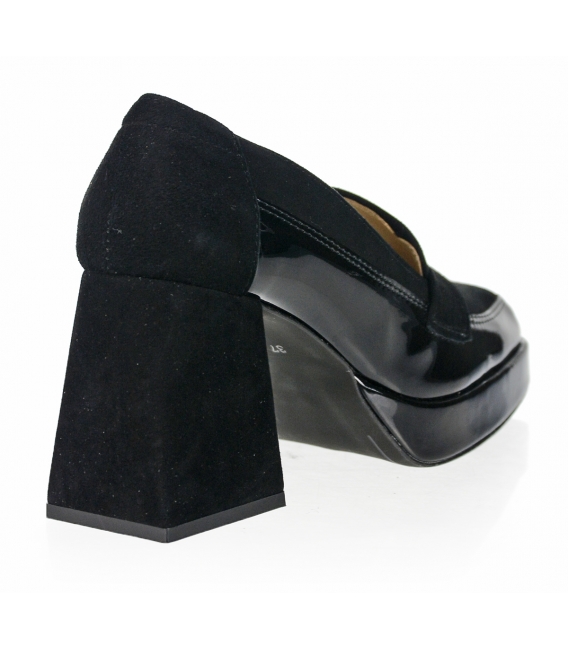 Black leather pumps with OL 2350 logo