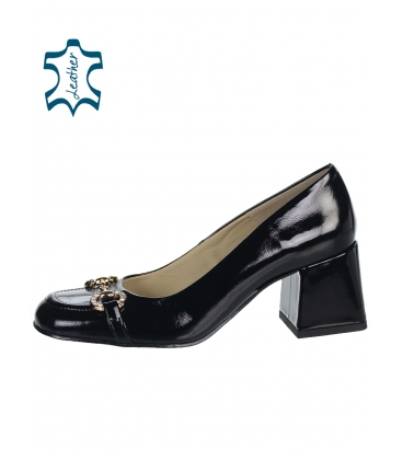 Black lacquered pumps with fine gold decoration DLO2407