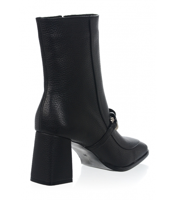 Black ankle boots with decorative chain 221350
